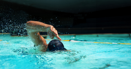 noia fent natació a la piscina interior