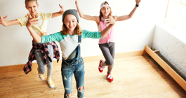 grup de noies fent hip-hop