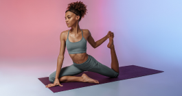 dona sobre una estoreta fent pilates