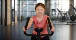 niña con camiseta rosa haciendo spin kids